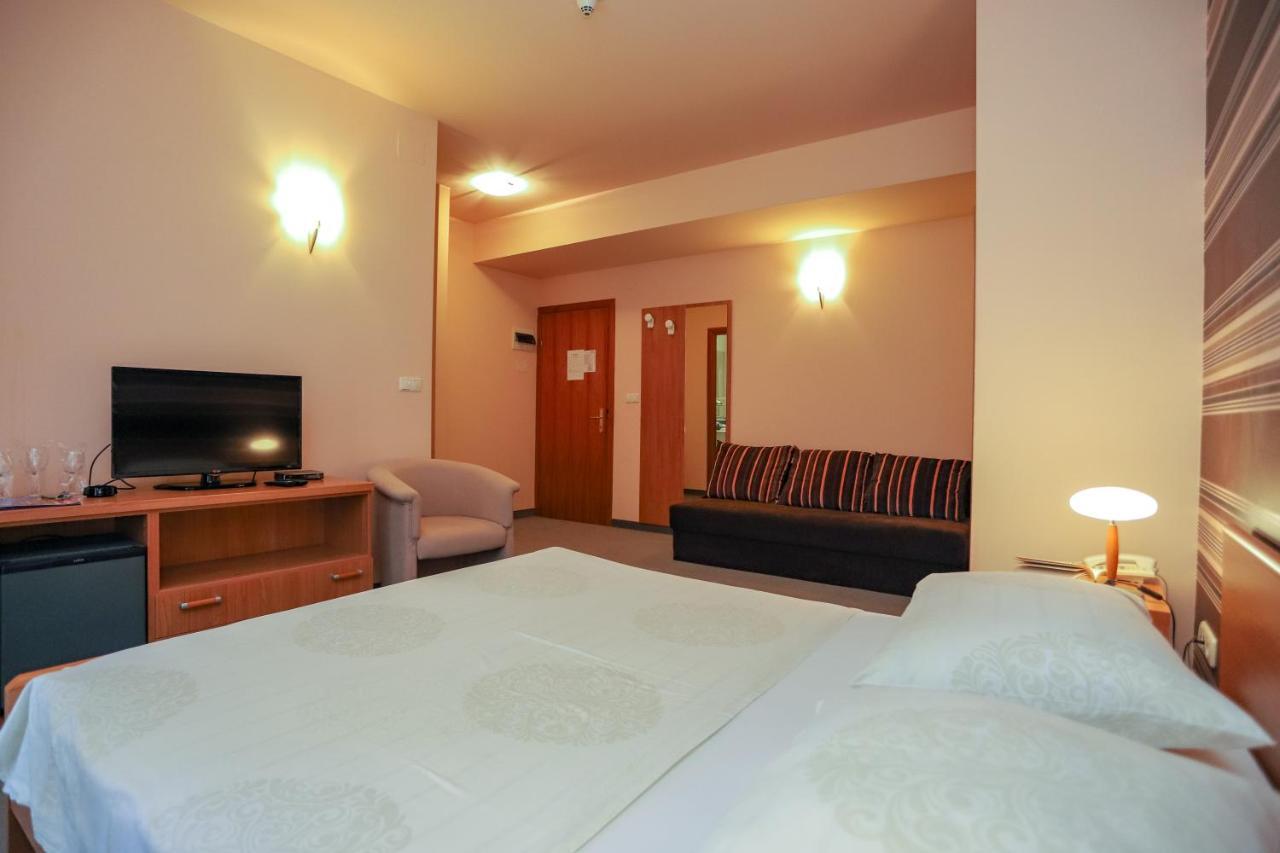 Hotel Neva Podstrana Exteriér fotografie